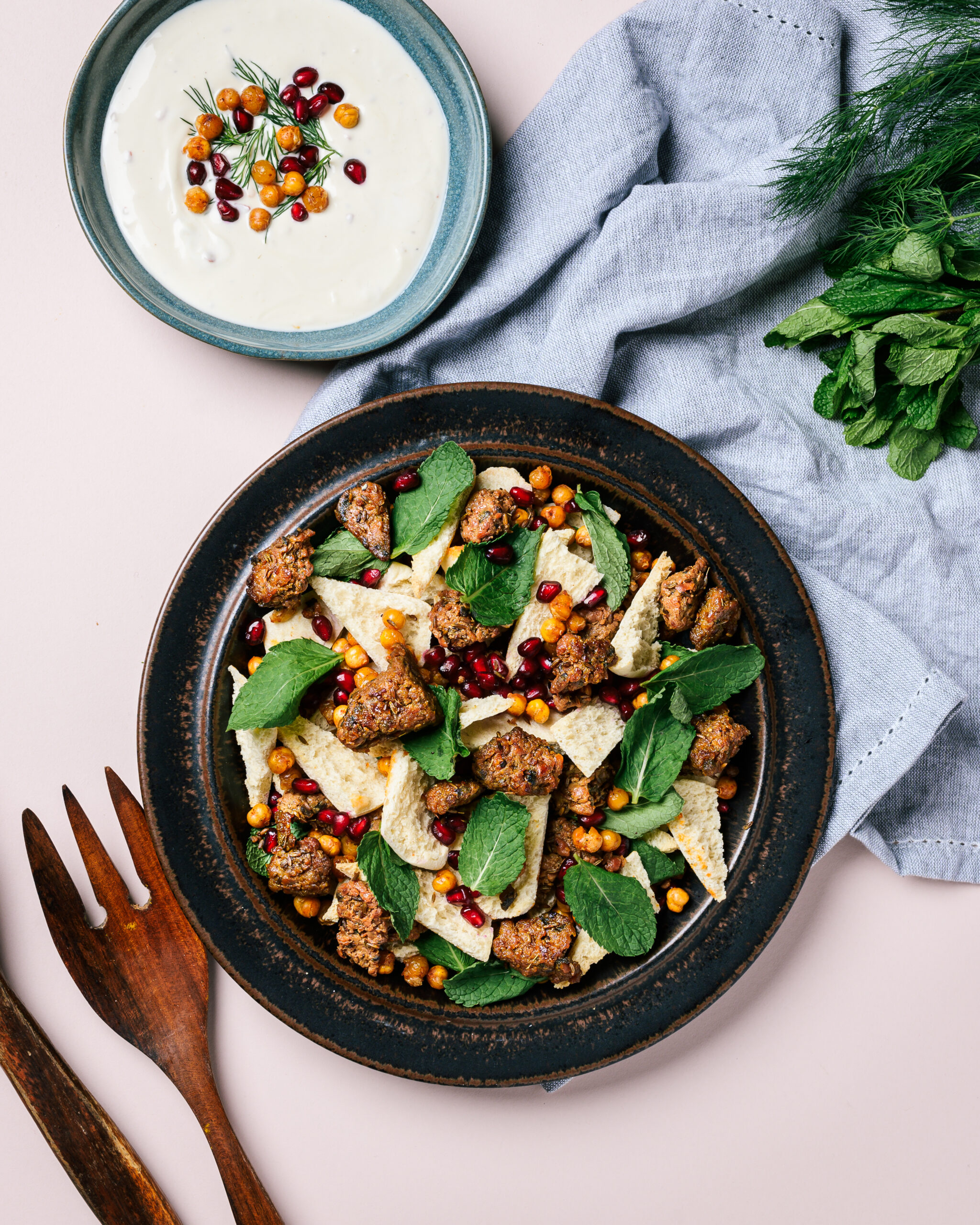 MATR-produkt serveret som salat med granatæble, kikærter og pitabrød